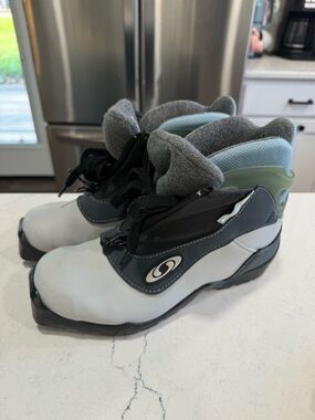 Women’s Salomon Waterproof Hiking Boots Size 7 Gray/Black Trail Outdoor Shoes